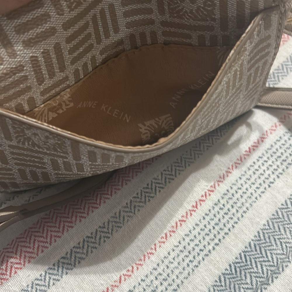 Small Beautiful Purse Color Tan. - Picture 9 of 9